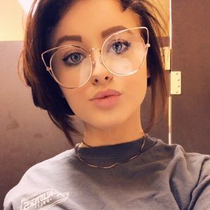 Meet your Posher, Brittney